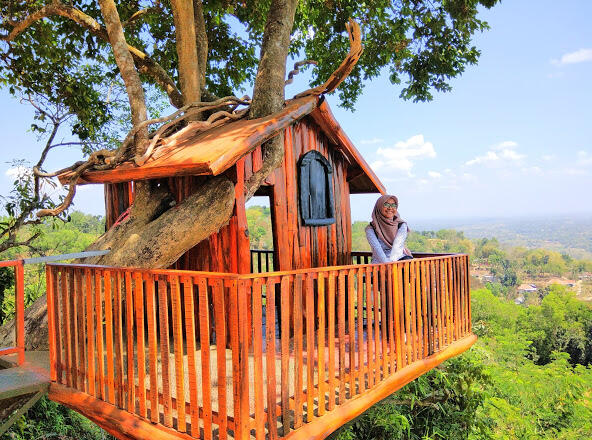 Cari Spot Foto Bagus di Madura? Puncak Ratu Bukit Pagantenan Saja.