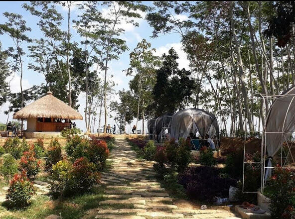 Cari Spot Foto Bagus di Madura? Puncak Ratu Bukit Pagantenan Saja.