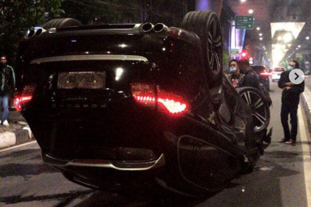 Mobil Mewah Terbalik di Antasari, Netizen: Abis Minum Intisari