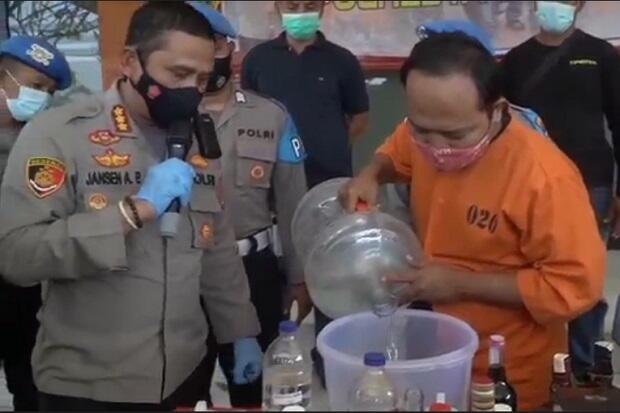 Racik dan Oplos Miras Impor Ilegal di Kamar Kos, Pria Asal Jakarta Dibekuk di Bali