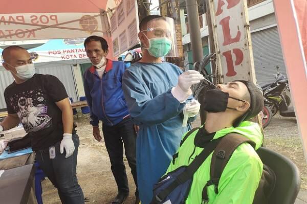 Pemeriksaan Pemudik di Posko Sasak Jarang Bekasi Timur Nihil Temuan Positif Covid-19