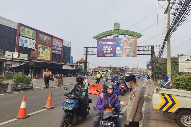 Pemeriksaan Pemudik di Posko Sasak Jarang Bekasi Timur Nihil Temuan Positif Covid-19
