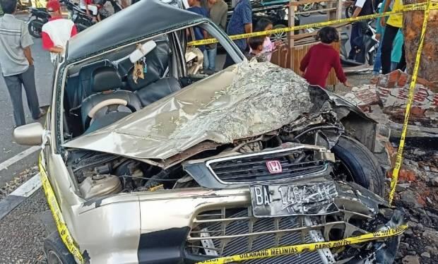 Honda City Diseruduk Kereta Api hingga Hancur, Pasutri Hanya Luka Ringan