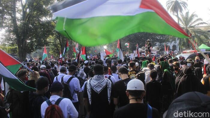 Ribuan Warga Tumpah Ruah Dalam Aksi Bela Palestina di Bandung