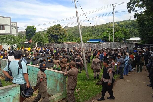 Bersihkan Asrama Mahasiswa, Pasukan TNI-Polri Temukan Sajam dan Dokumen Papua Merdeka