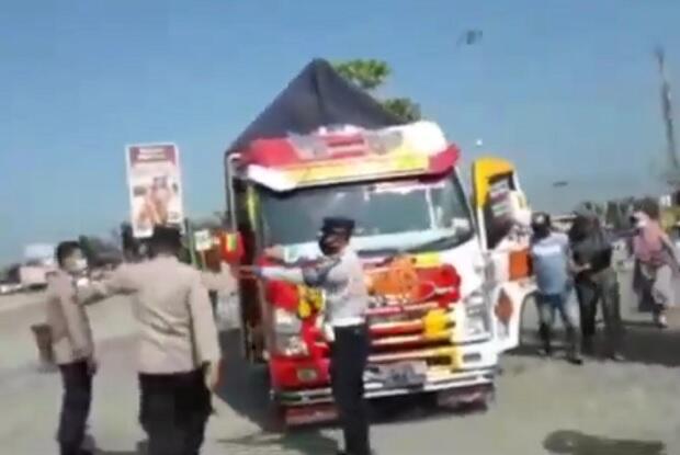 Viral Video Gadis Cantik Berhijab Kemudikan Truk Bergoyang Tabrak Gerbang Tol Madiun