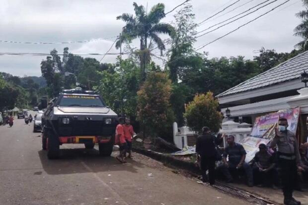 Kericuhan Meledak di Rumah Duka Wagub Papua, Polisi Lepaskan Tembakan Peringatan