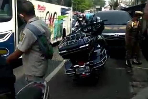 Moge Tabrak 3 Motor dan 1 Mobil Dinas Satpol PP di Jalur Puncak