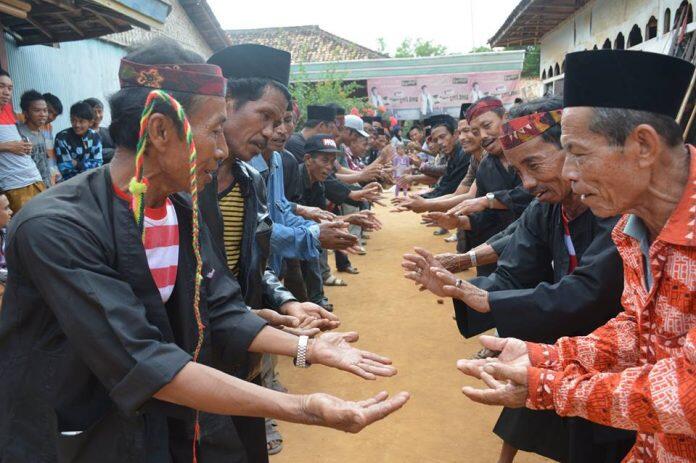 Inilah Tradisi Cuci Senjata Pusaka Asal Madura