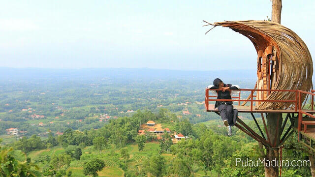 Nikmati Landscape Kota Pamekasan di Puncak Ratu