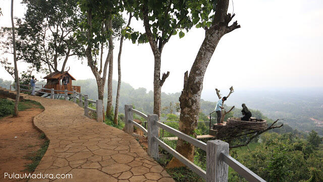 Nikmati Landscape Kota Pamekasan di Puncak Ratu
