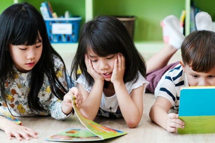 Bikin Ngakak, Ekspresi Seorang Bocah PAUD Ketika Belajar Membaca Penuh Penjiwaan