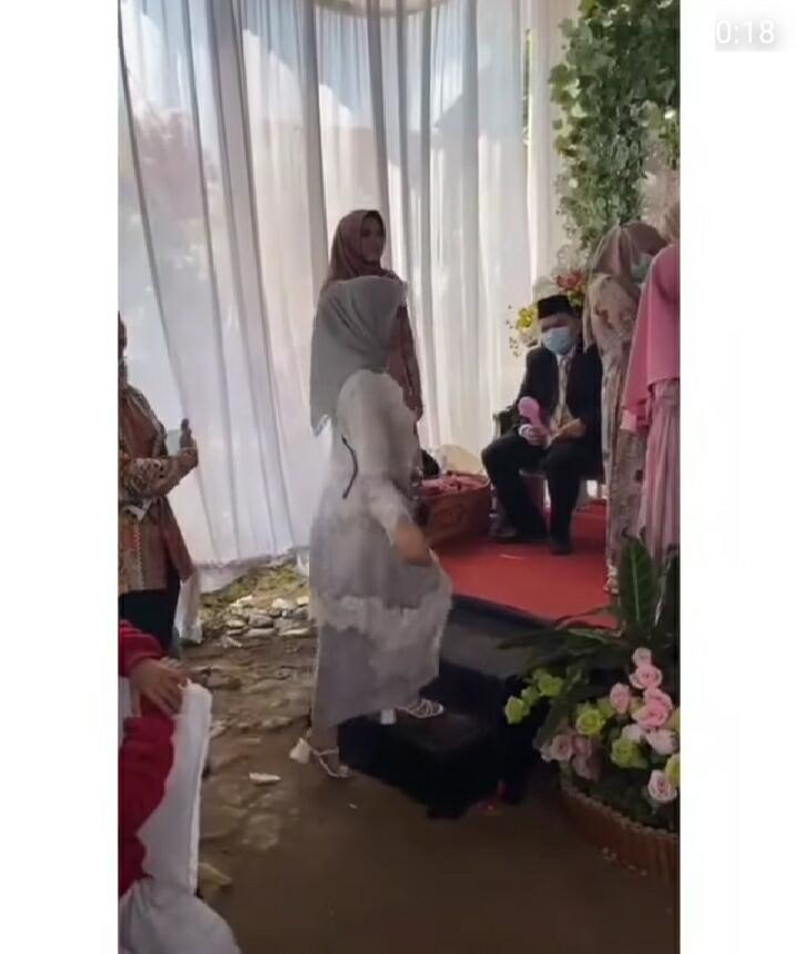 Viral, Perempuan Joget Di Pelaminan! Benarkah Karena Konten Atau Karena Kesurupan?