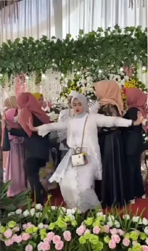 Viral, Perempuan Joget Di Pelaminan! Benarkah Karena Konten Atau Karena Kesurupan?