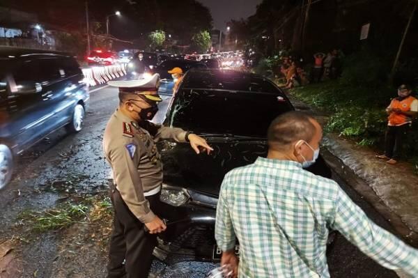 Pohon Tumbang Timpa Mobil Avanza di Sekitar Pasar Inpres Cipete, Lalu Lintas Macet