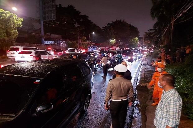 Pohon Tumbang Timpa Mobil Avanza di Sekitar Pasar Inpres Cipete, Lalu Lintas Macet