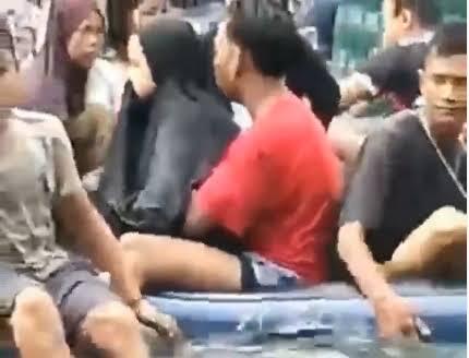 Pegang TT Di Tempat Publik, Aksi Mesum Pelajar Di Kolam Renang, Apakah Akan Ditahan? 