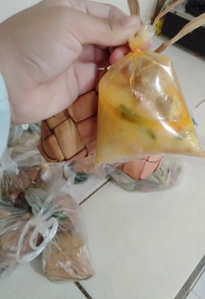 Konjengan Eler, Tradisi Unik Saat Lebaran Ketupat Yang Masih Lestari Hingga Saat Ini!