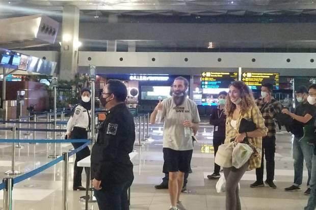 Dideportasi dari Indonesia, 2 Bule Inggris Ini Tetap Ogah Pakai Masker