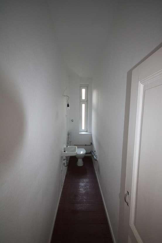 Claustrophobia Dilarang Lihat! Ini 4 Penampakan Toilet Sempit Bikin Sesak Dada 