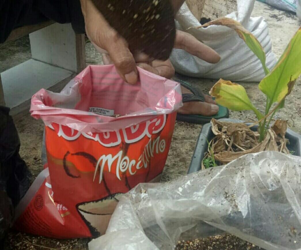 Polibag Darurat dari Bekas Bungkus Kopi, Yuk Manfaatkan Limbah Plastik !