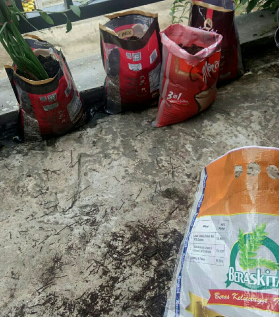 Polibag Darurat dari Bekas Bungkus Kopi, Yuk Manfaatkan Limbah Plastik !