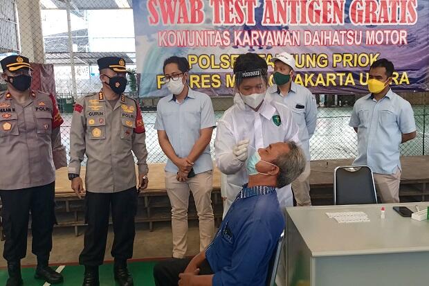 Polres Jakut Swab Antigen Ratusan Karyawan Astra Daihatsu di Sunter