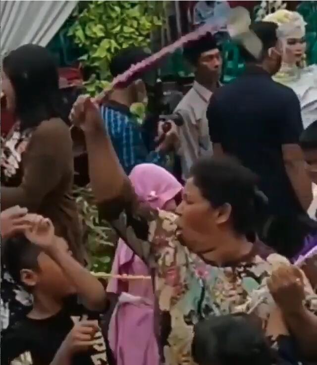 Berebut Saweran, Sikap Emak-emak Ini Bikin Geleng-geleng Kepala!