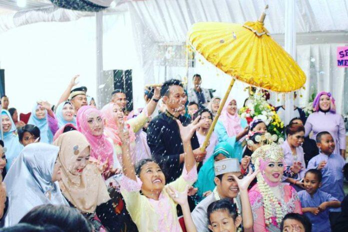 Berebut Saweran, Sikap Emak-emak Ini Bikin Geleng-geleng Kepala!