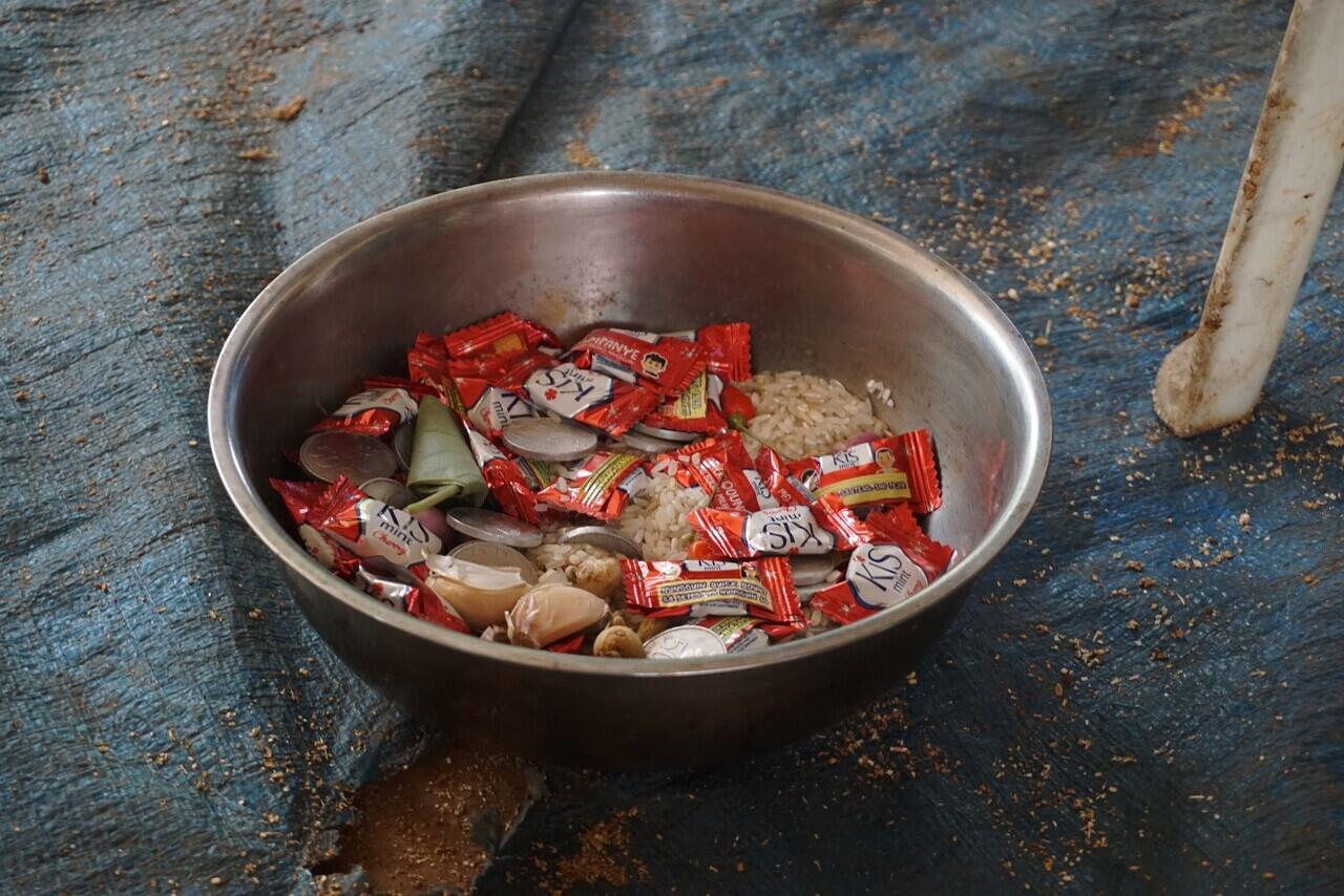 Berebut Saweran, Sikap Emak-emak Ini Bikin Geleng-geleng Kepala!