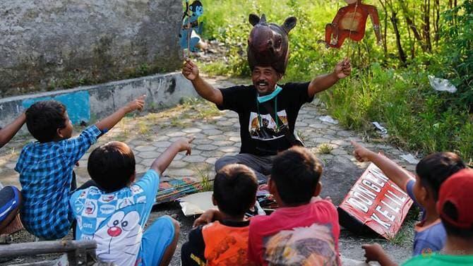 Pakai Topi Kepala Badak, Aktivis Indonesia ini Berdongeng untuk Lawan Erosi Pantai