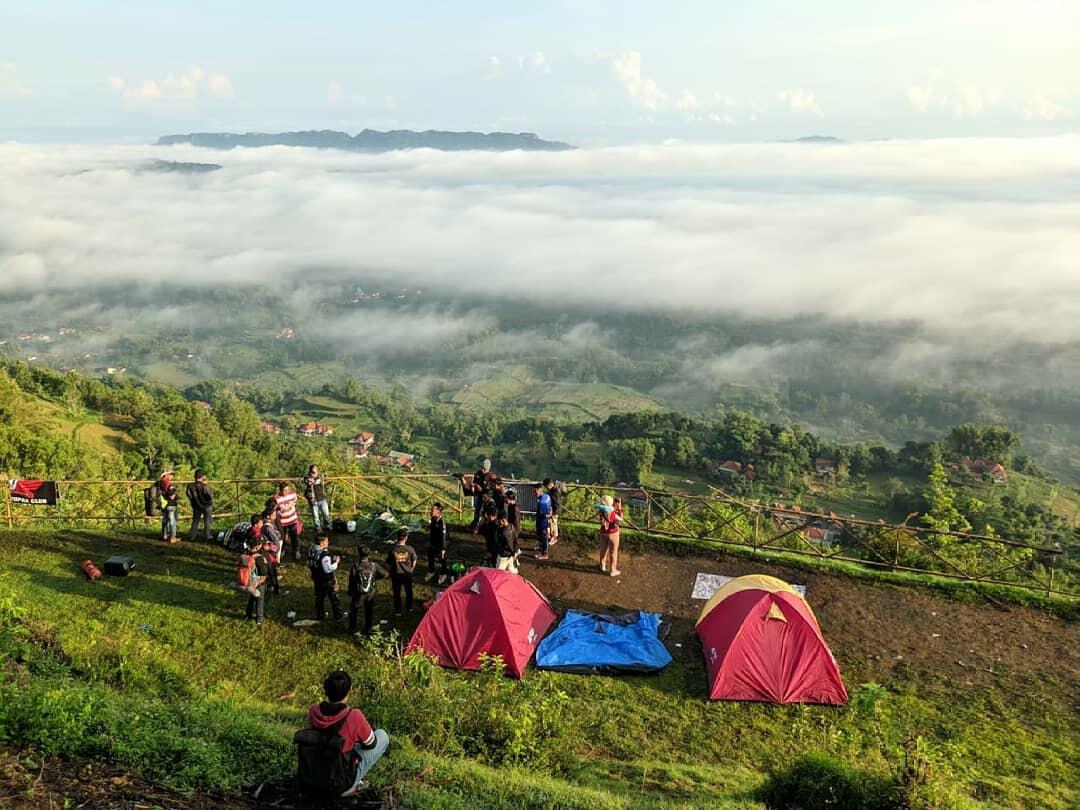 Belakang Rumah Camp, Bermalam Dan Menikmati Keindahan Alam Dari Atap Madura!