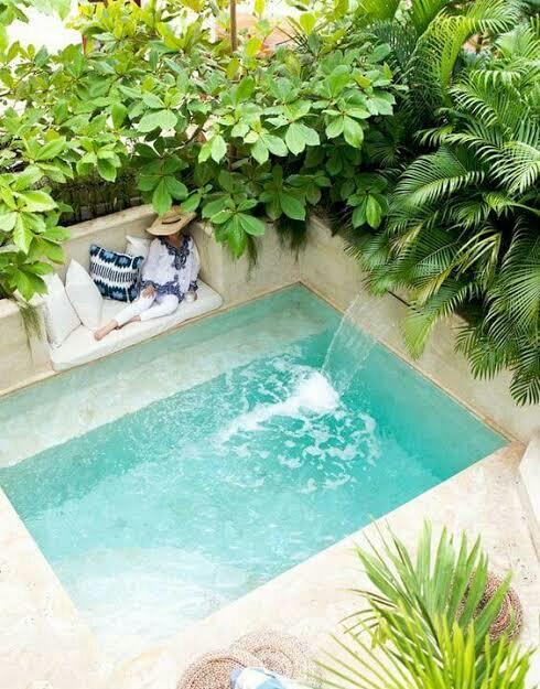 Kolam Renang Di halaman Rumah