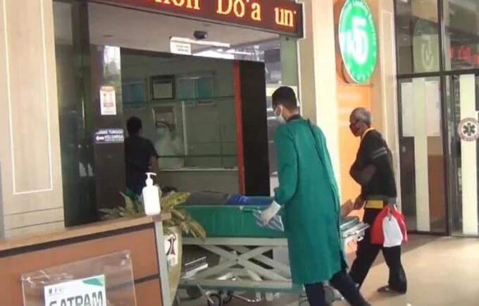 Ruang IGD Penuh Pasien Covid-19 Mengantre di Halaman RSUD Kudus