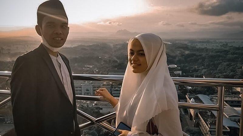 Ustadz Abdul Somad Nikmati Pemandangan Singapura, Kaki Sang Istri Jadi Sorotan

