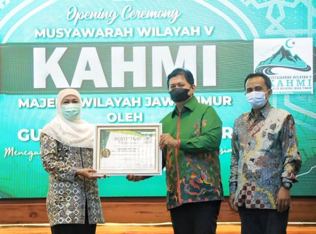 KAHMI Jatim Beri Award ke Gubernur Khofifah Atas Penanganan COVID-19