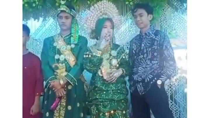 Pentingkah Mengundang Mantan ke Nikahan Kalau Ujungnya Viral karena Baperan? Jawab!