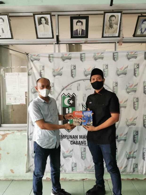 2 Buku Arief Rosyid Jadi Kado Menteri BUMN Erick Thohir dari Ranah Minang