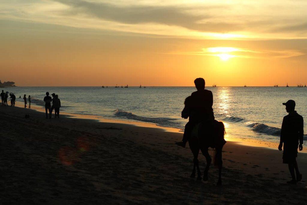 Pantai Slopeng, Lautan dengan Hamparan Pasir yang Luas