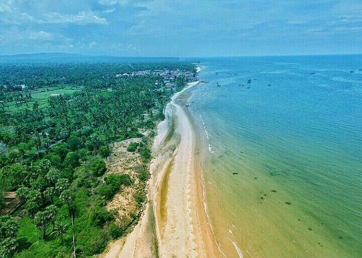 Pantai Slopeng, Lautan dengan Hamparan Pasir yang Luas