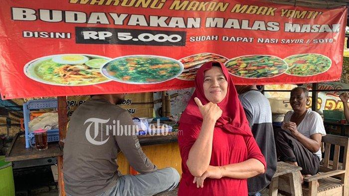 Viral Warung Suyamti di Solo, Pakai Spanduk Nyeleneh, Pembeli Berdatangan