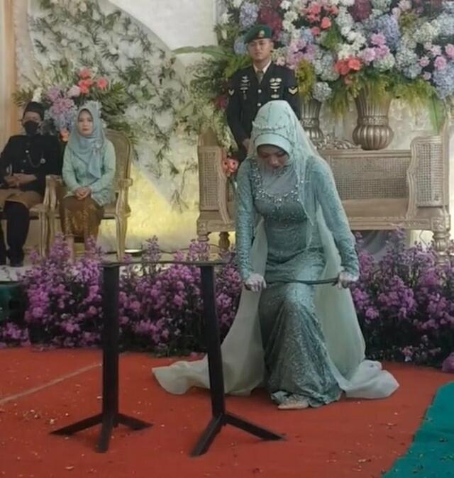 Viral Video Pengantin Perempuan Atraksi Patahkan Besi, Awas Jatah Bulanan Telat!