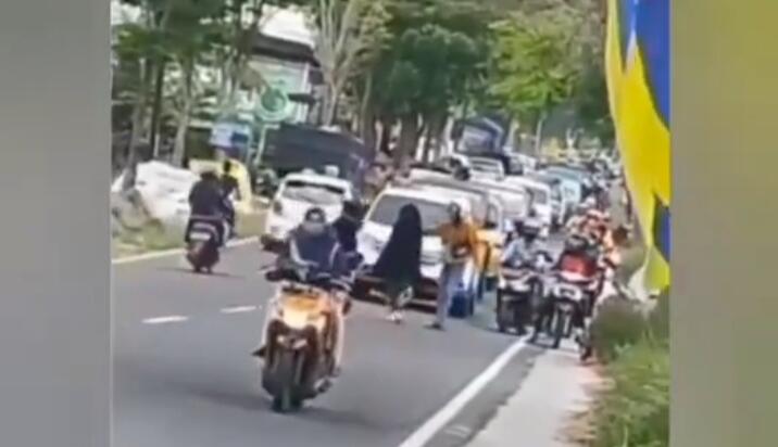 Benarkah Cewek Ngambek Bisa Bikin Jalan Raya Macet? Ini Dia Bukti Nyatanya