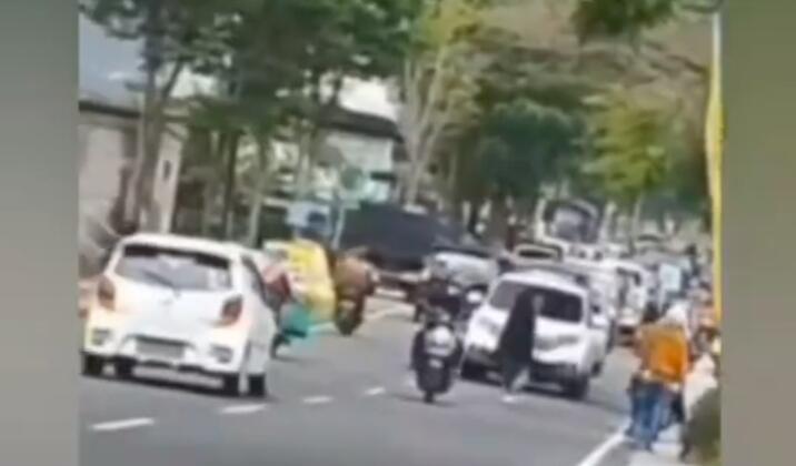 Benarkah Cewek Ngambek Bisa Bikin Jalan Raya Macet? Ini Dia Bukti Nyatanya