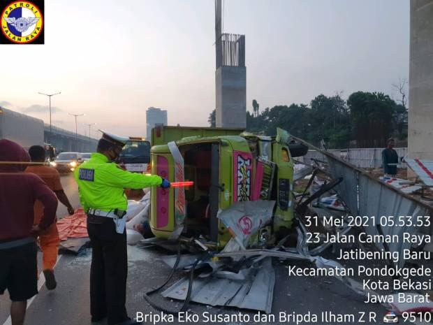 Ini Pemicu Truk Bermuatan Beras Terguling di Tol Jatibening Pondok Gede