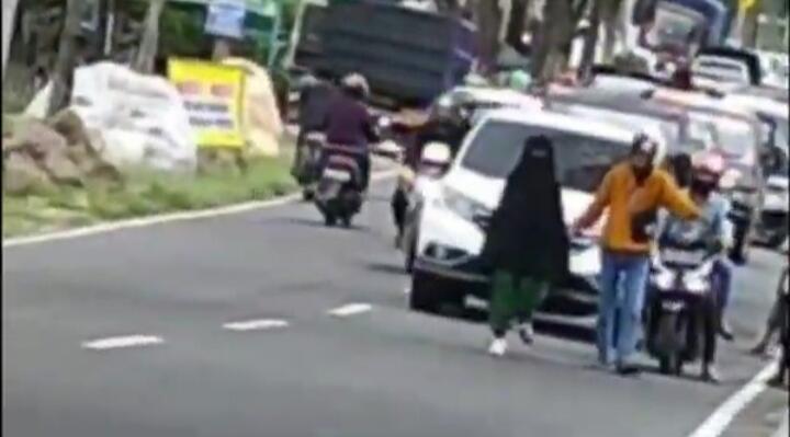 Viral Perempuan Bercadar Berjalan di Tengah Jalan Bikin Macet Magetan

