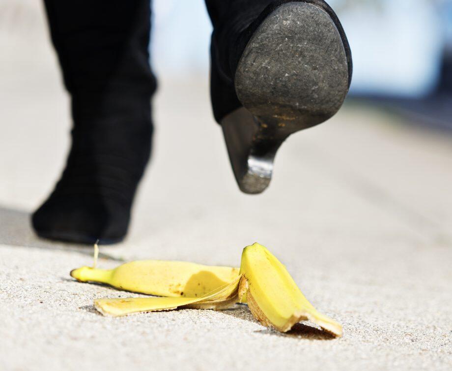 Kepleset Kulit Pisang Lucu? Ini Asal Komedi Tersebut