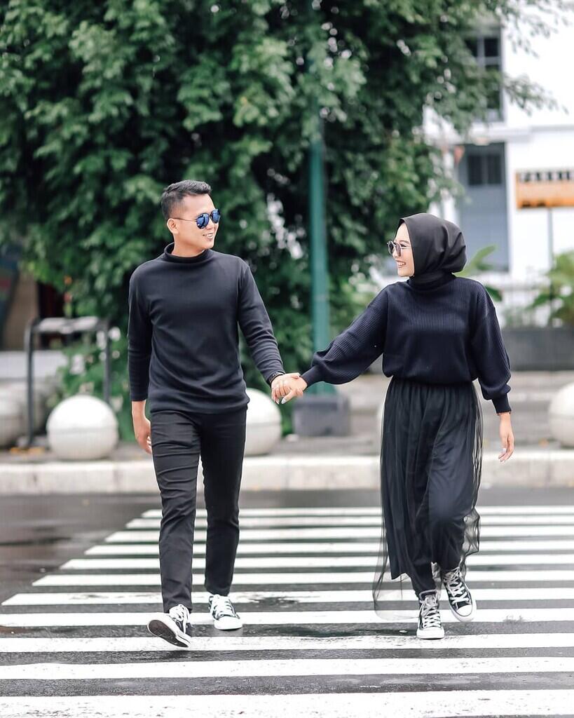 Pesan Tersirat dari Pengantin Wanita yang Mematahkan Besi di Resepsi Pernikahannya