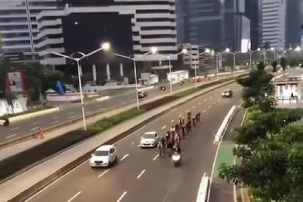 Video Rombongan Road Bike di Luar Jalur Sepeda, Warganet: Manusia-Manusia Arogan