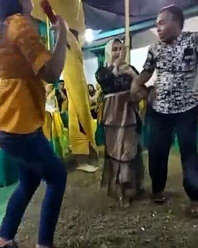 Suami Asyik dengan Biduan Dangdut. Bukannya Marah, Istri Malah Ikutan Joget